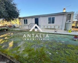 Vista exterior de Casa o xalet en venda en Cáceres Capital amb Jardí privat, Terrassa i Traster
