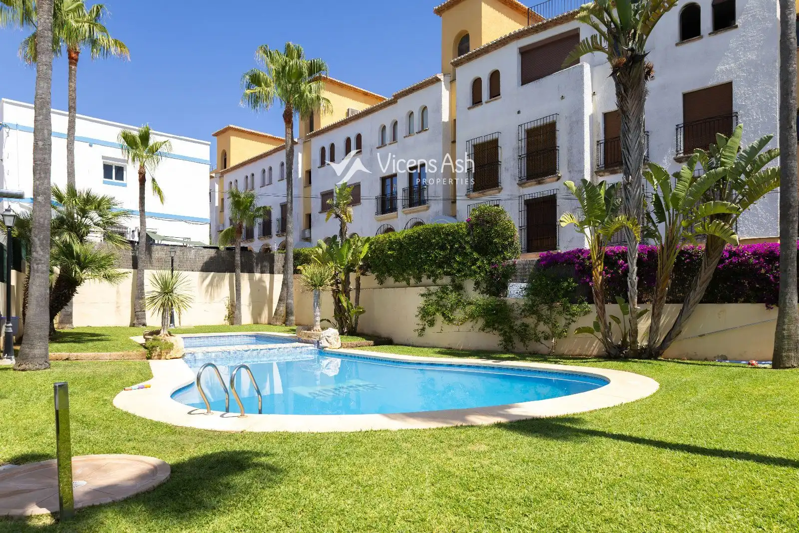 Vista exterior de Casa adosada en venda en Jávea / Xàbia amb Calefacció, Piscina i Piscina comunitària