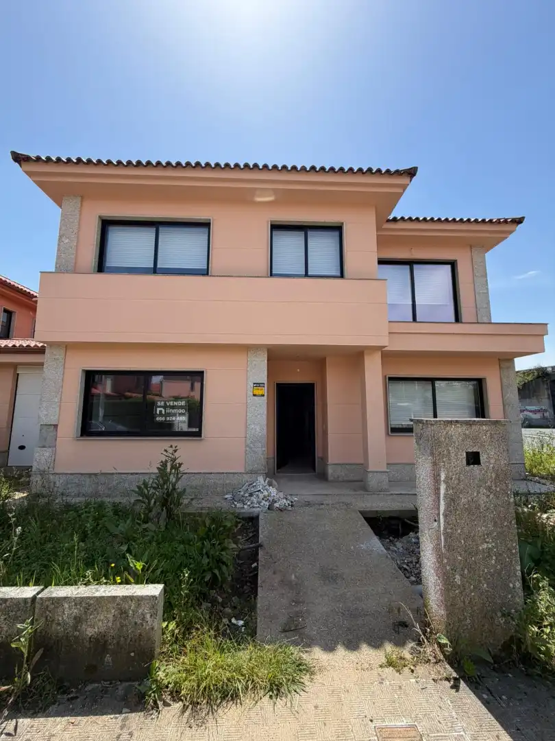 Vista exterior de Casa adosada en venda en Ferrol amb Jardí privat, Parquet i Balcó