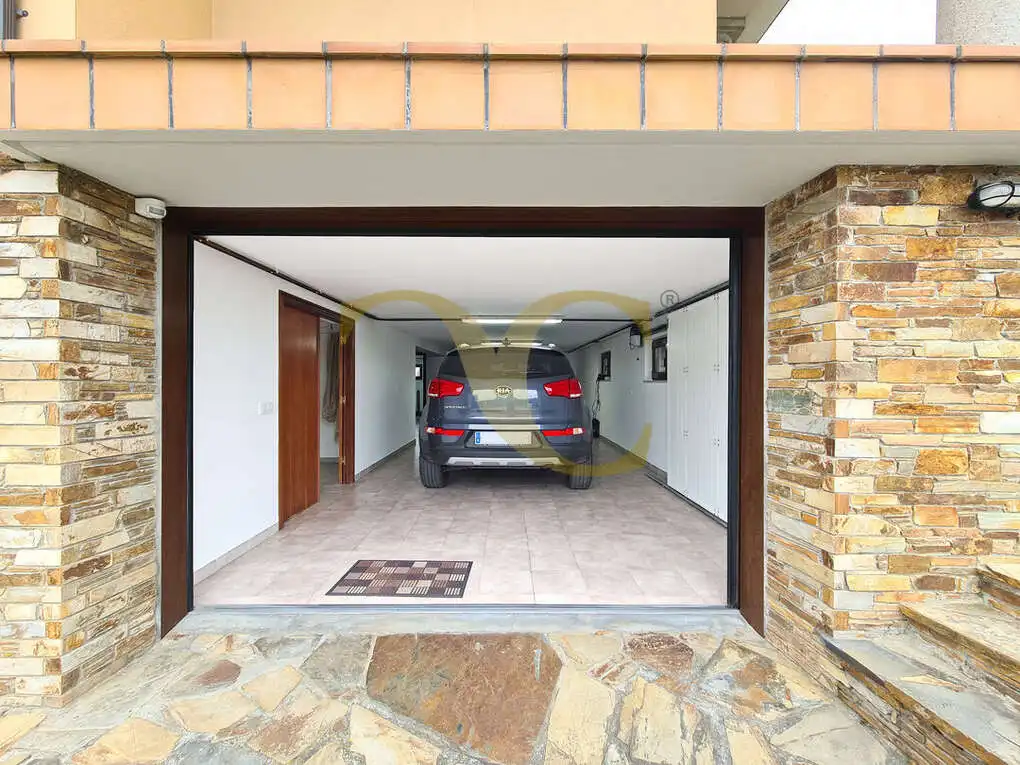 Aparcament de Casa o xalet en venda en Tapia de Casariego amb Calefacció, Jardí privat i Terrassa