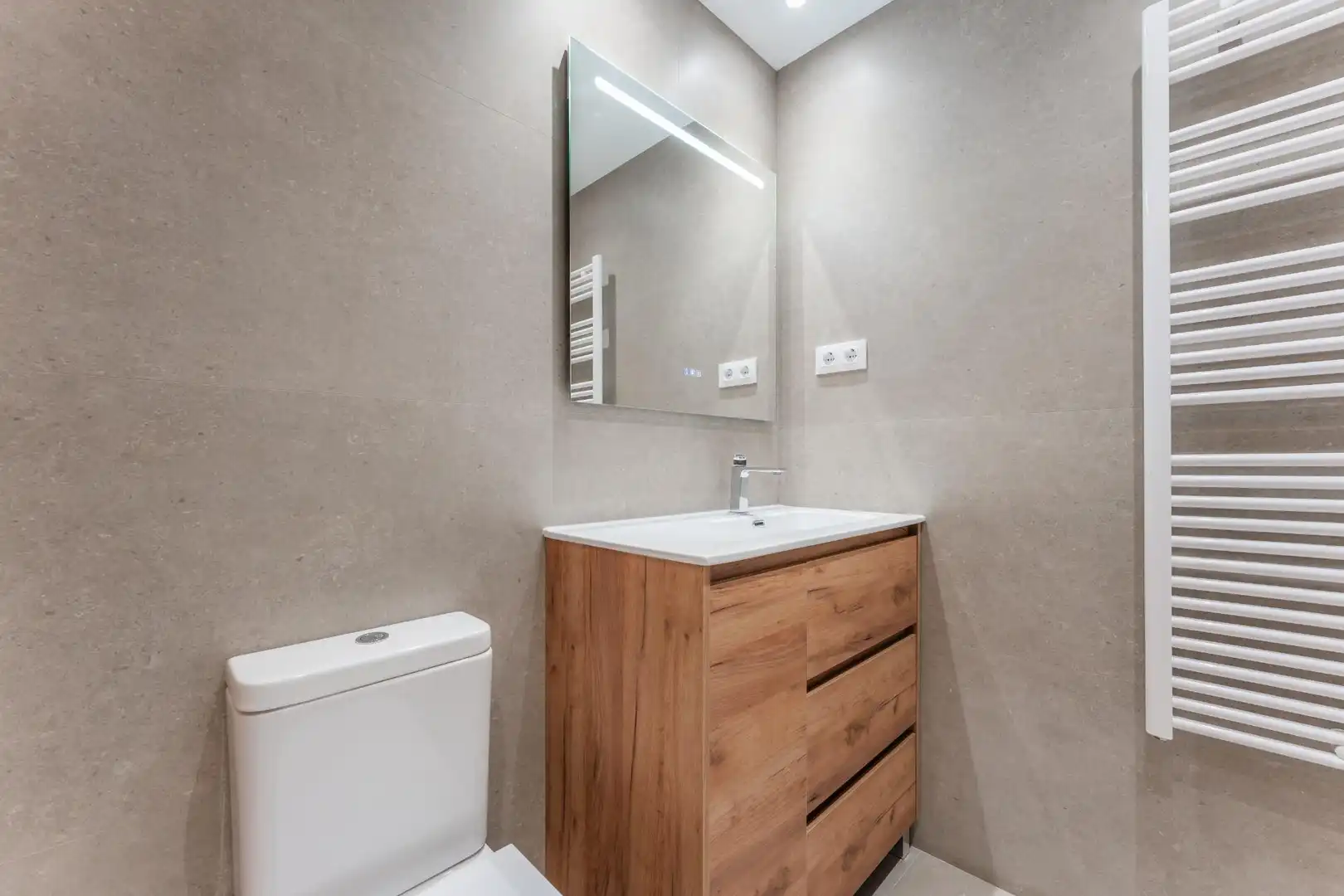 Badezimmer von Erdgeschoss zum Verkauf in Montmeló mit Heizung und Balkon