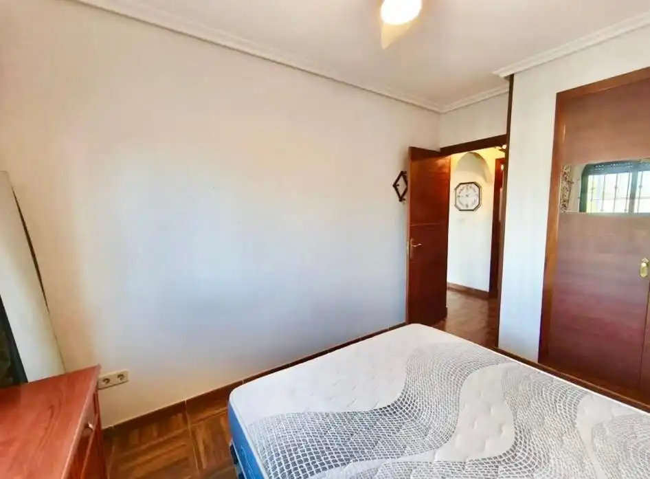 Dormitori de Casa adosada de lloguer en Torrevieja amb Aire condicionat, Terrassa i Piscina