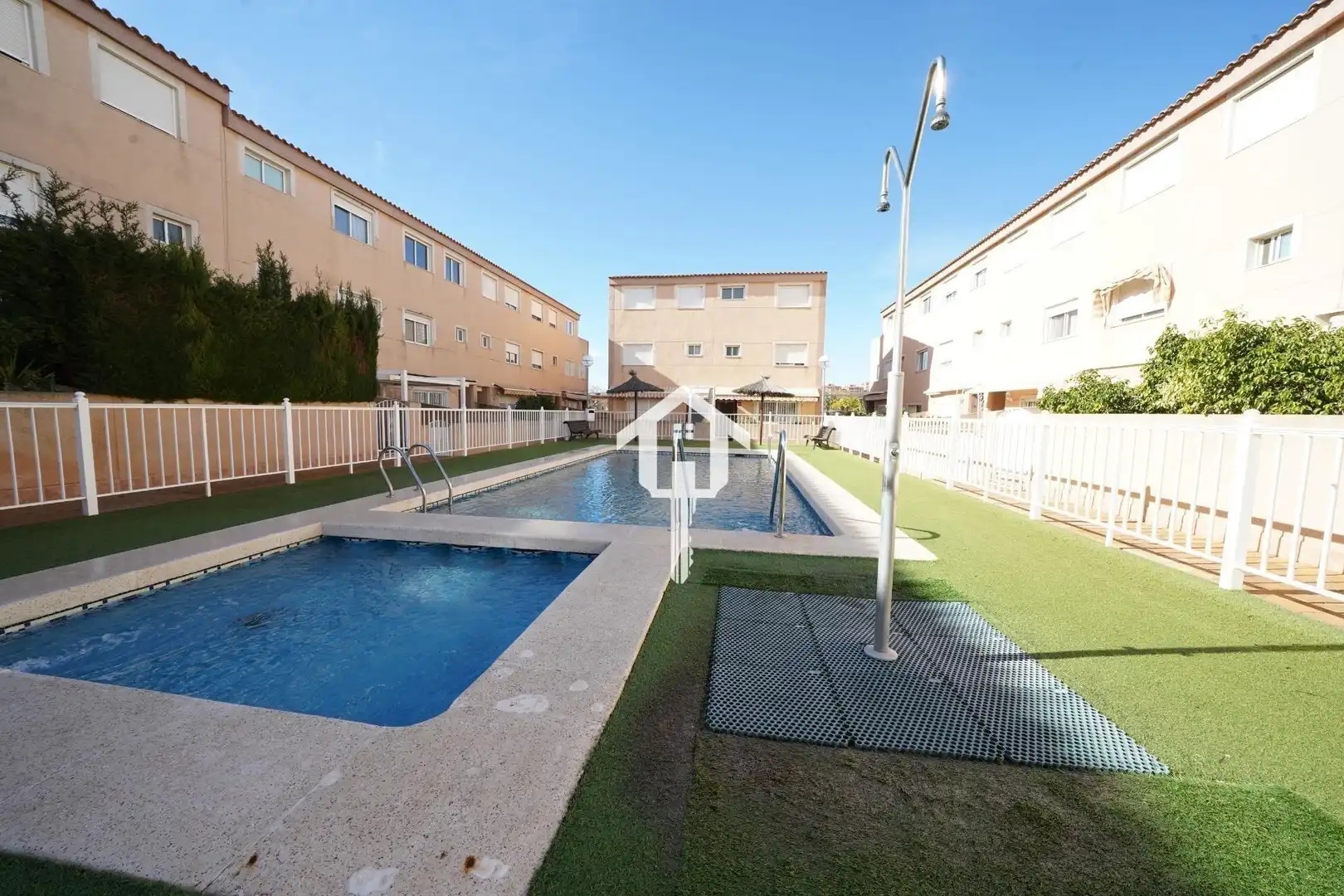 Vista exterior de Casa adosada en venda en Alicante / Alacant amb Calefacció, Jardí privat i Terrassa