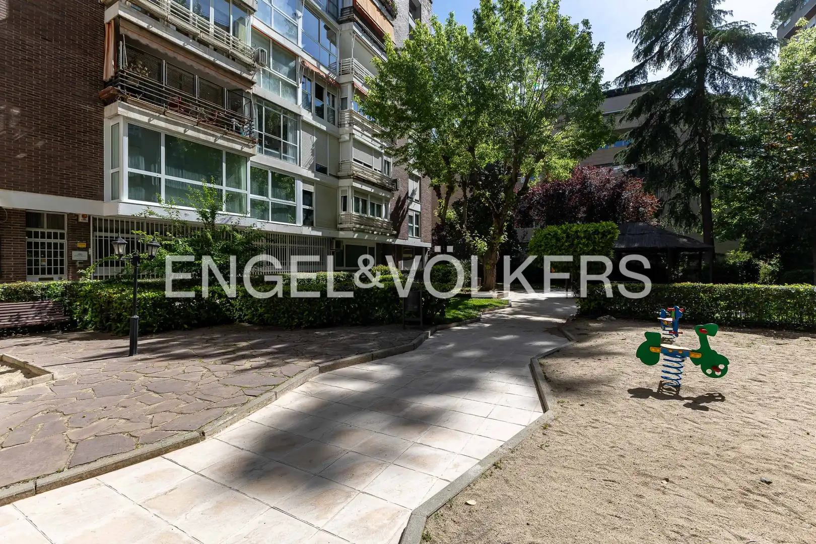 Außenansicht von Wohnung zum Verkauf in Madrid mit Klimaanlage, Heizung und Privatgarten