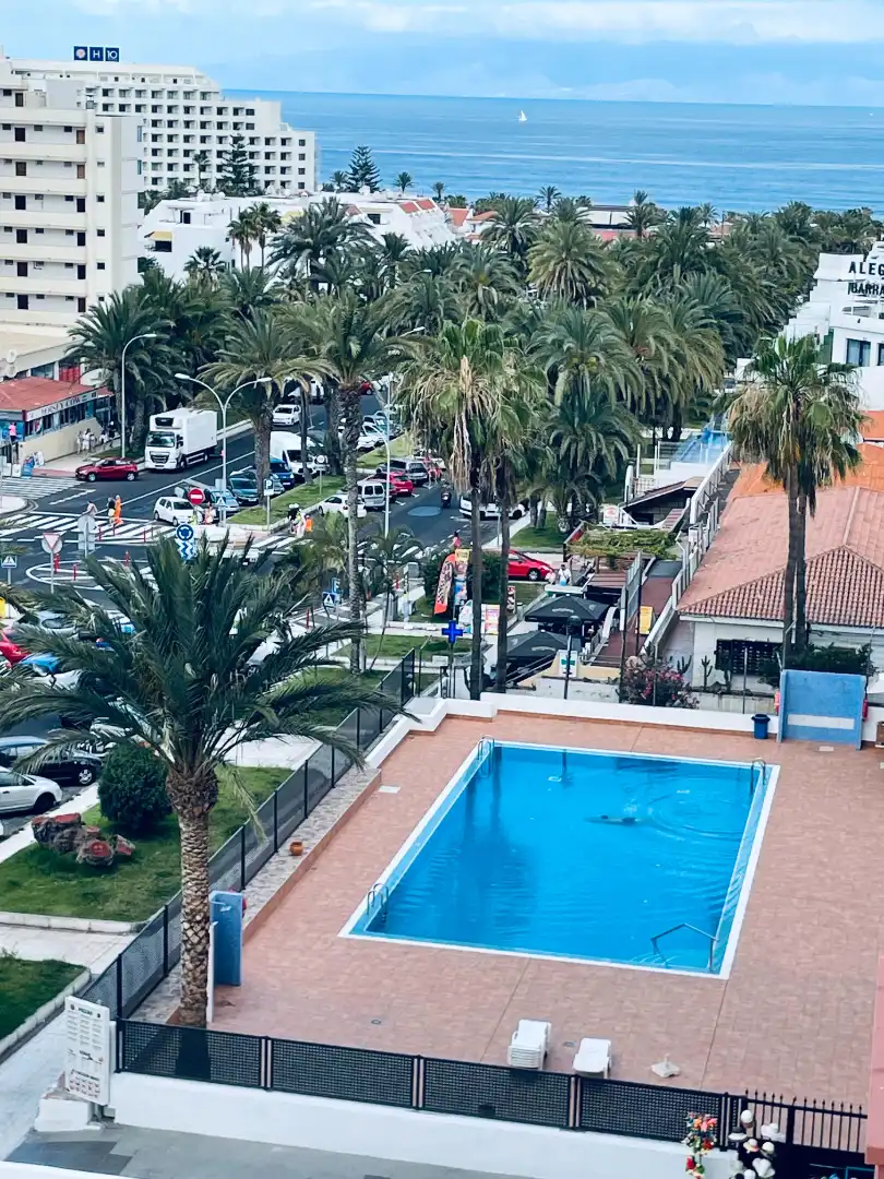 Vista exterior de Piso en venta en Arona con Terraza, Amueblado y Piscina comunitaria