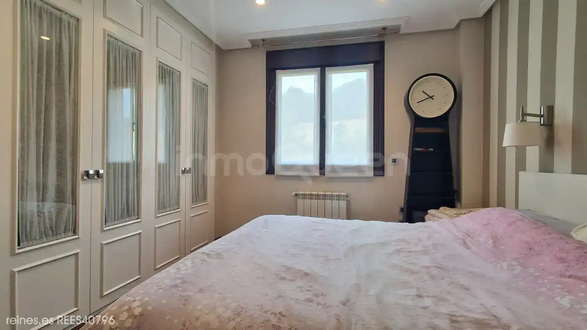 Dormitori de Casa o xalet en venda en Oviedo  amb Calefacció, Jardí privat i Terrassa