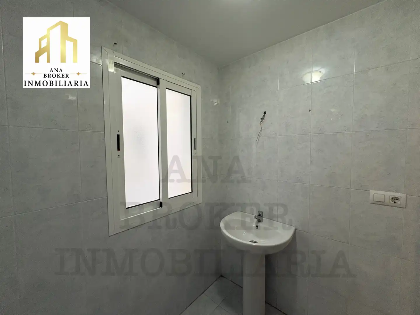 Baño de Piso en venta en Ronda con Aire acondicionado, Terraza y Piscina comunitaria