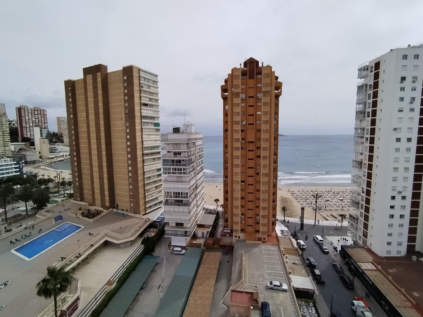 Vista exterior de Àtic en venda en Benidorm amb Aire condicionat, Calefacció i Jardí privat