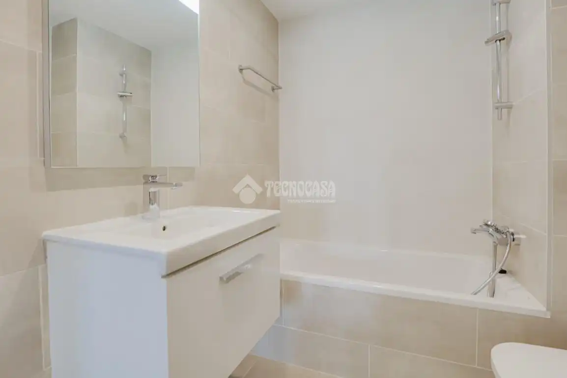 Baño de Piso en venta en L'Hospitalet de Llobregat con Aire acondicionado, Calefacción y Trastero