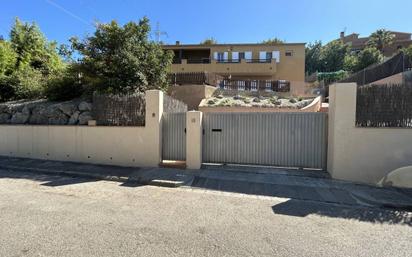 Vista exterior de Casa o xalet en venda en Cubelles amb Aire condicionat, Terrassa i Piscina