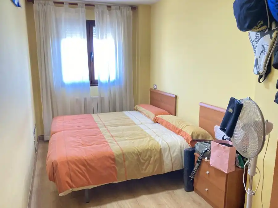 Habitación de Dúplex en venta en Villaquilambre con Calefacción, Trastero y Horno