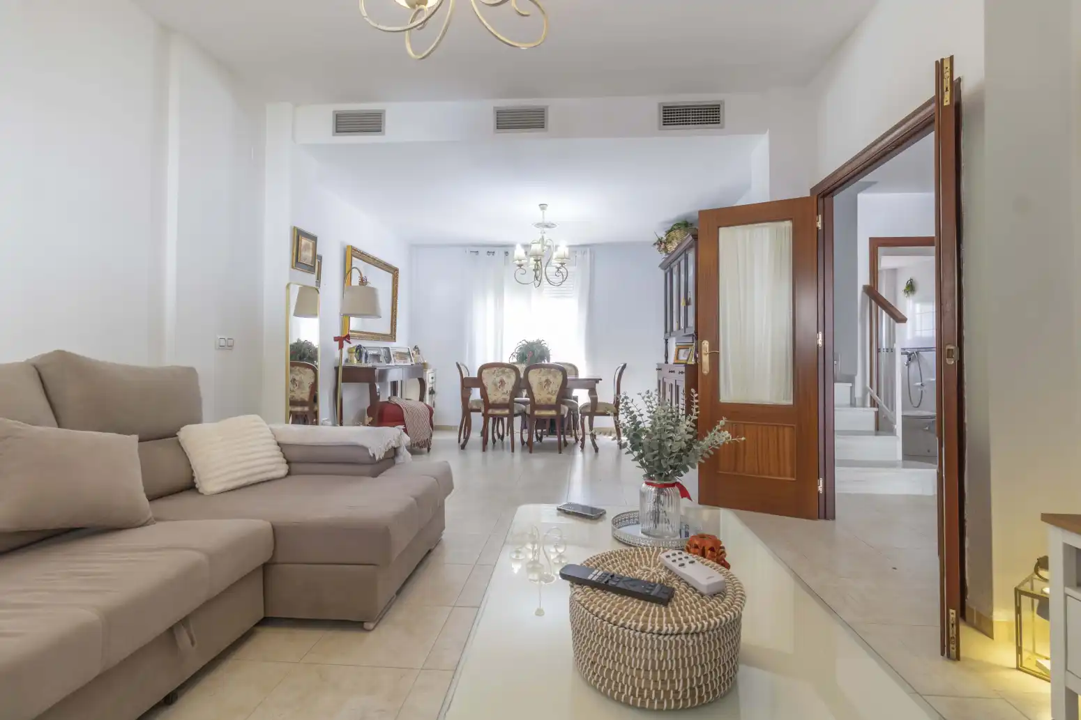 Sala d'estar de Casa adosada en venda en Gines amb Aire condicionat, Jardí privat i Terrassa