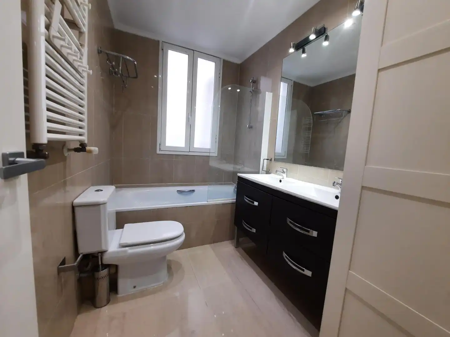 Badezimmer von Wohnung zur Miete in Madrid mit Klimaanlage, Heizung und Parkett