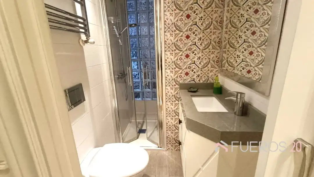 Baño de Piso en venta en Barakaldo  con Calefacción, Terraza y Balcón