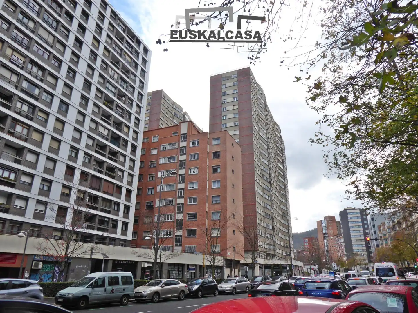 Vista exterior de Oficina de lloguer en Bilbao  amb Calefacció i Moblat