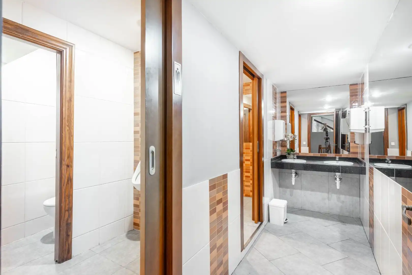 Bathroom of Commercial properties for sale in Oviedo   with Air Conditioner