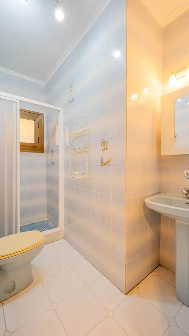 Baño de Casa adosada en venta en Torrevieja con Jardín privado, Trastero y Piscina