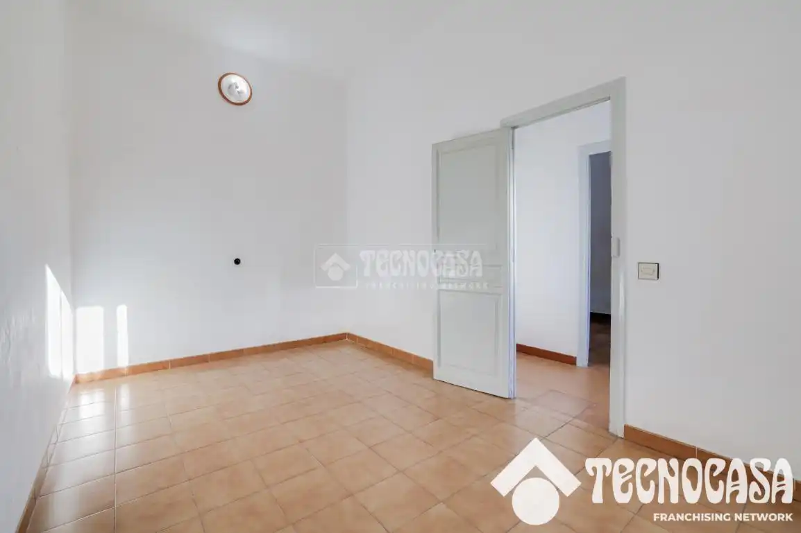 Piso en venta en Santa Coloma de Gramenet con Terraza y Trastero