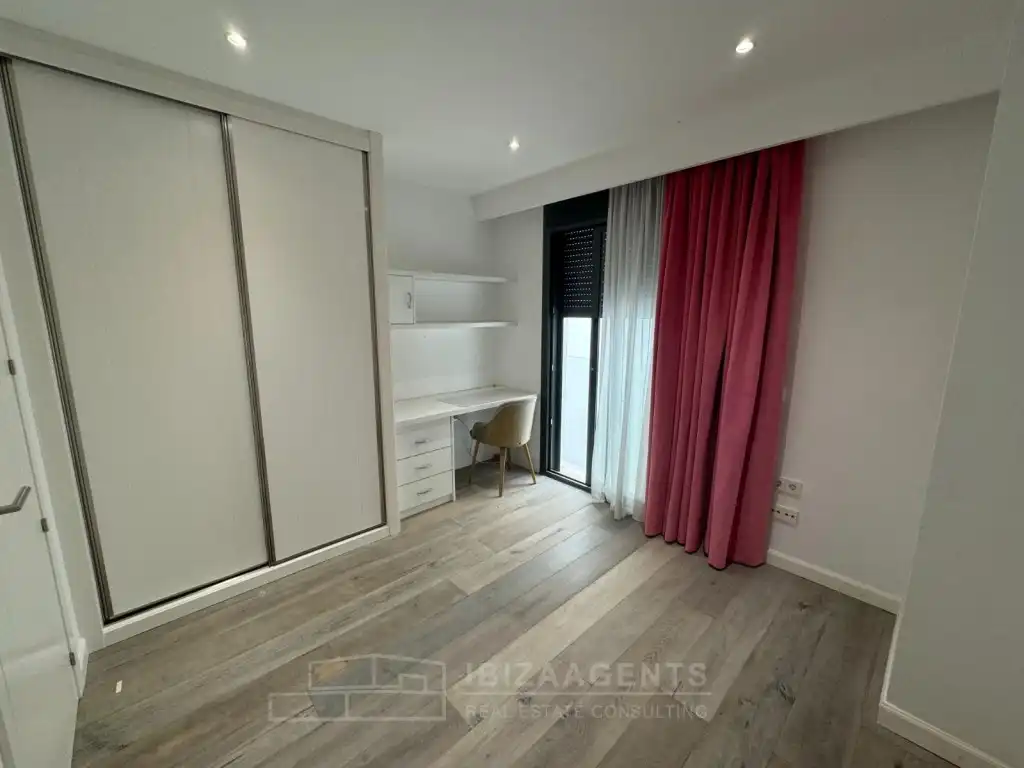 Habitación de Apartamento en venta en Santa Eulària des Riu con Aire acondicionado, Calefacción y Piscina