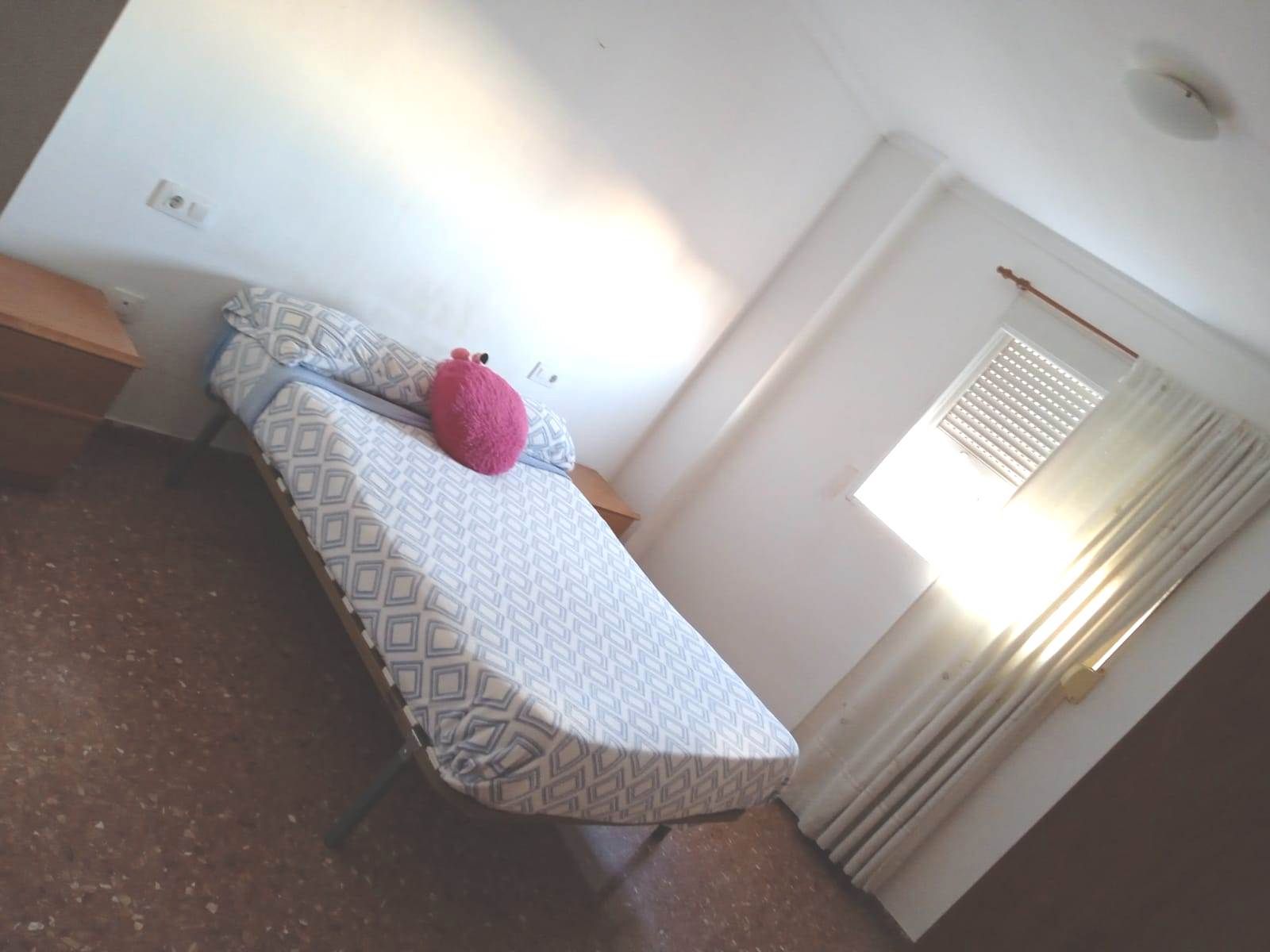 Bedroom of Flat to share in  Valencia Capital  with Air Conditioner, Furnished and Oven