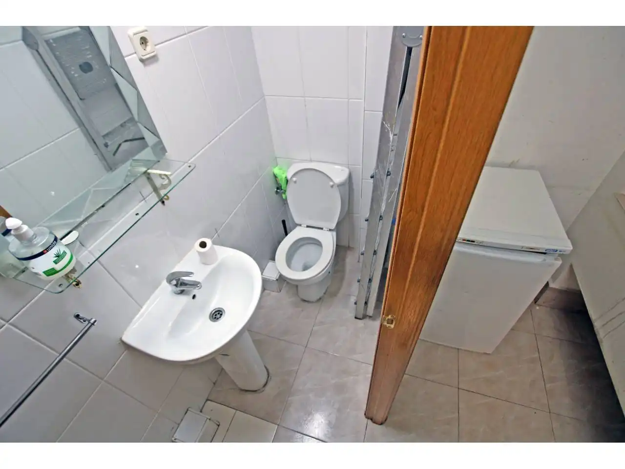 Bany de Local en venda en Guadalajara amb Aire condicionat