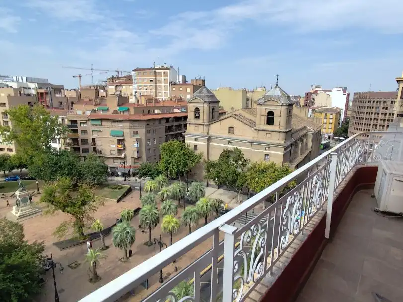 Außenansicht von Wohnung zur Miete in  Zaragoza Capital mit Balkon
