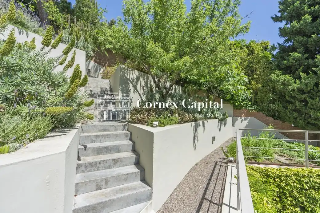 Vista exterior de Casa o xalet en venda en Barcelona amb Aire condicionat, Calefacció i Jardí privat