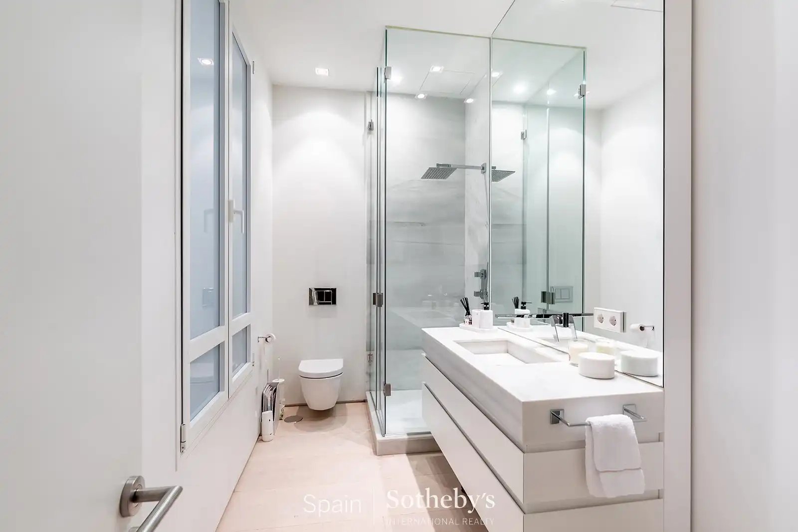 Badezimmer von Wohnungen zum Verkauf in Madrid mit Klimaanlage und Heizung