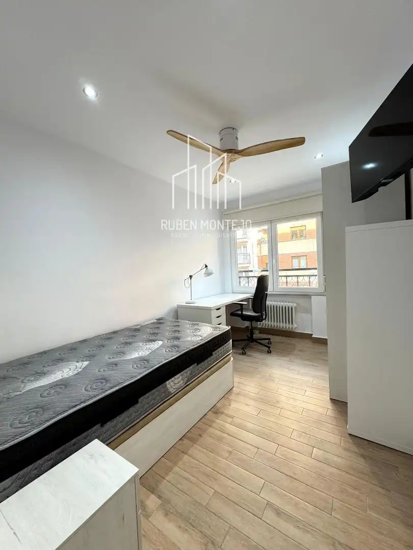 Room in Avenida de Portugal 141 3ºF, 141, Carmelitas