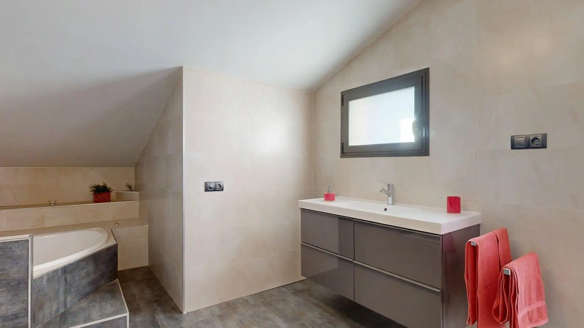 Badezimmer von Haus oder Chalet zum Verkauf in Nuez de Ebro mit Klimaanlage, Heizung und Privatgarten
