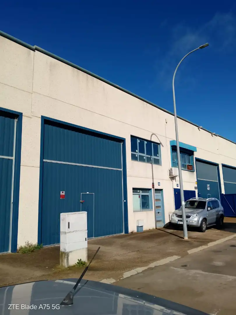 Vista exterior de Nave industrial en venta en El Viso de San Juan