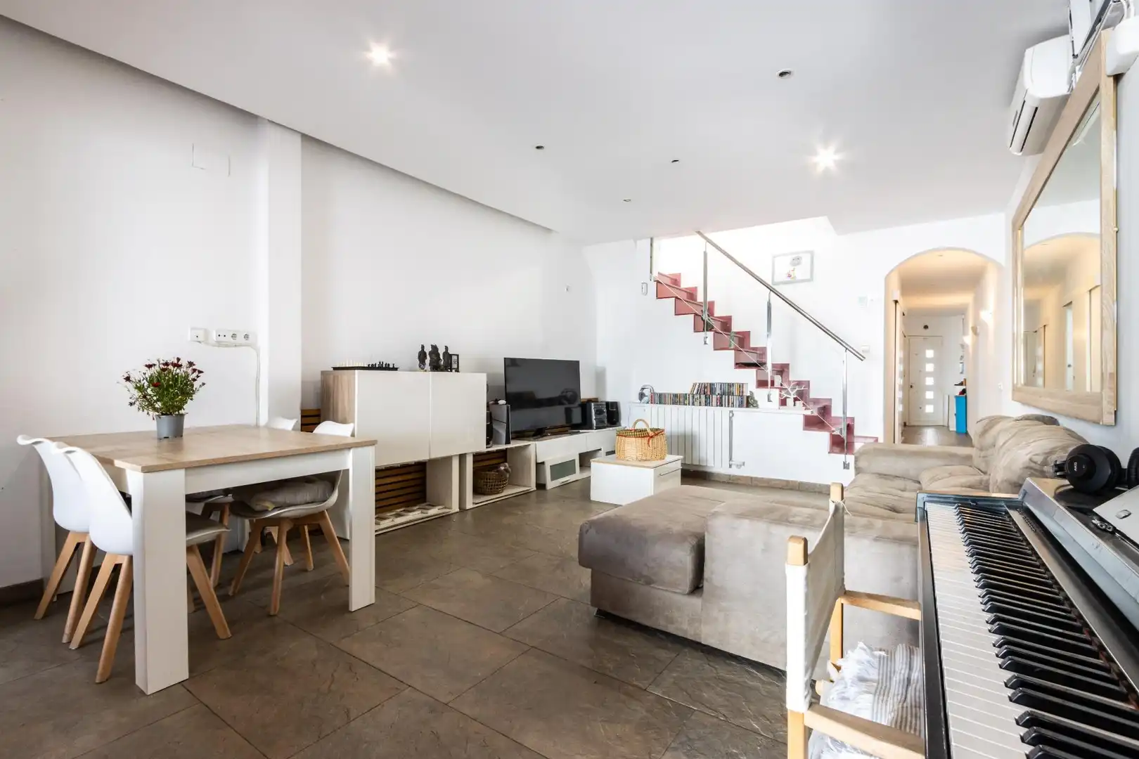 Sala d'estar de Casa adosada en venda en Sabadell amb Aire condicionat, Calefacció i Jardí privat