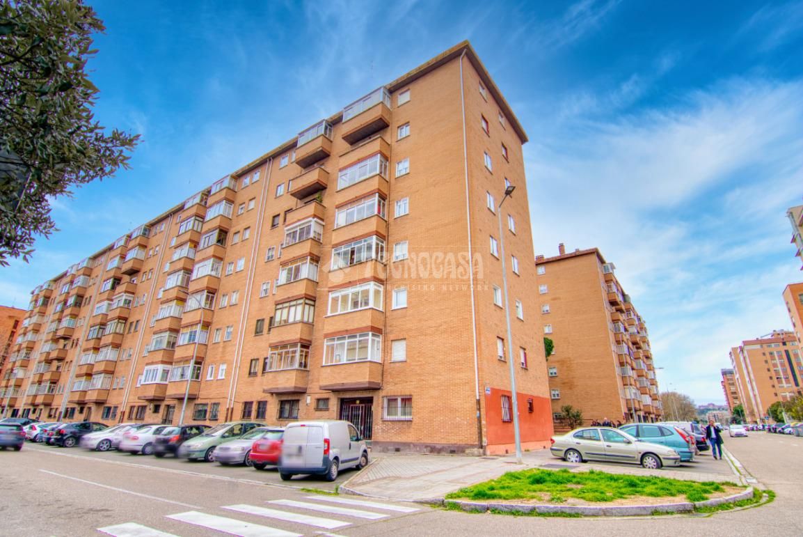 Exterior view of Flat for sale in Valladolid Capital  with Air Conditioner, Heating and Terrace