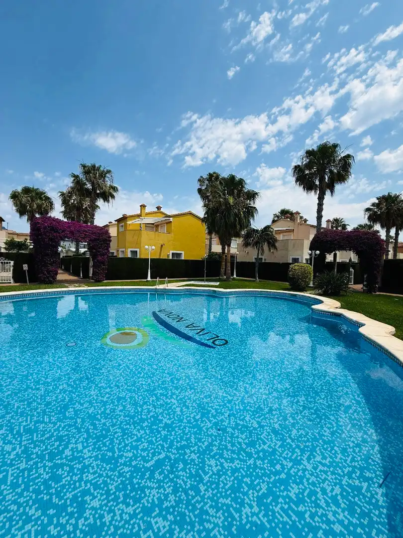 Piscina de Casa adosada en venda en Oliva amb Aire condicionat, Calefacció i Jardí privat