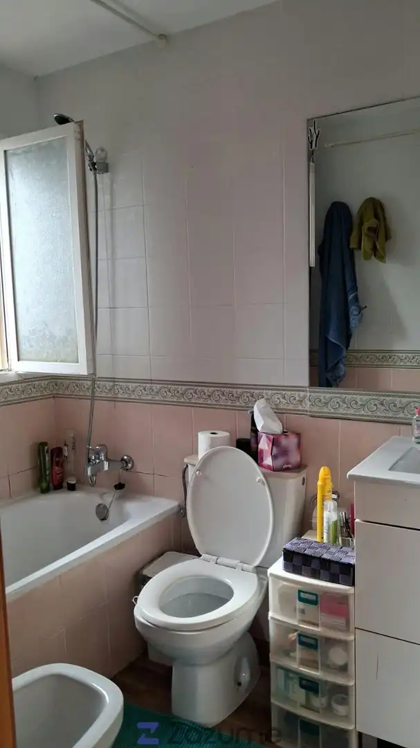 Baño de Piso de alquiler en Calella con Terraza, Trastero y Amueblado