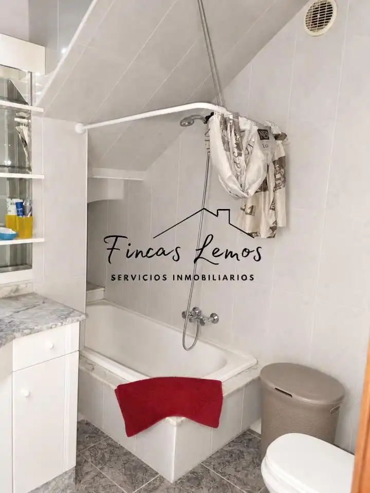 Bathroom of Flat for sale in Vimianzo  with Heating, Parquet flooring and Furnished
