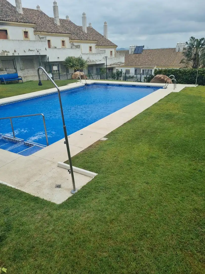 Piscina de Casa adosada en venda en Algeciras amb Jardí privat, Traster i Piscina comunitària