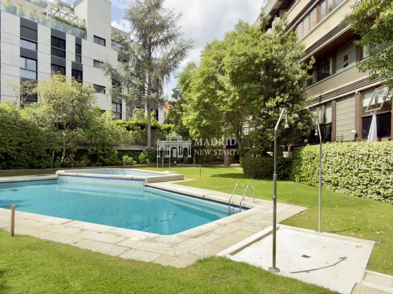 Jardín de Dúplex de alquiler en Madrid con Aire acondicionado, Calefacción y Amueblado