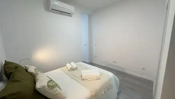 Dormitori de Apartament en venda en Madrid amb Aire condicionat, Calefacció i Moblat