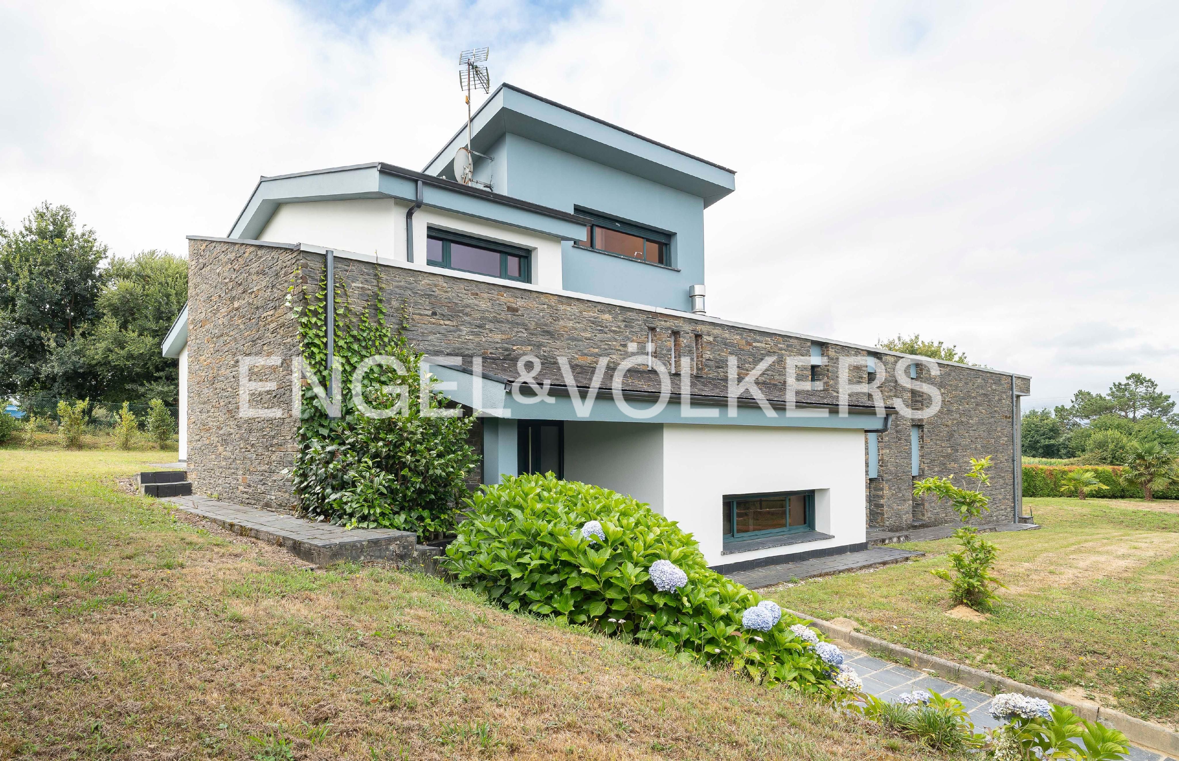Vista exterior de Casa o xalet en venda en Bergondo amb Calefacció, Jardí privat i Moblat