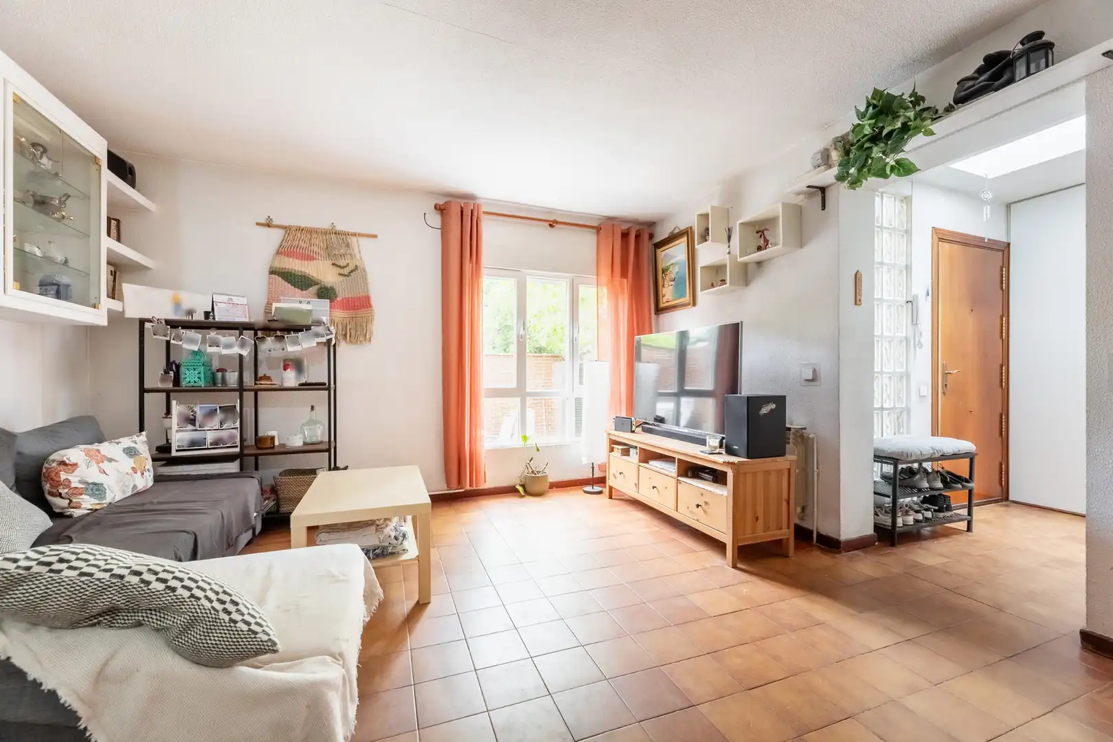 Sala de estar de Casa adosada en venta en Pozuelo de Alarcón con Aire acondicionado, Calefacción y Jardín privado
