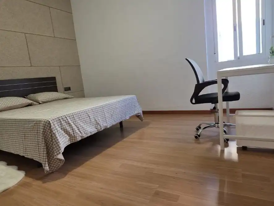 Bedroom of Flat for share in Sur