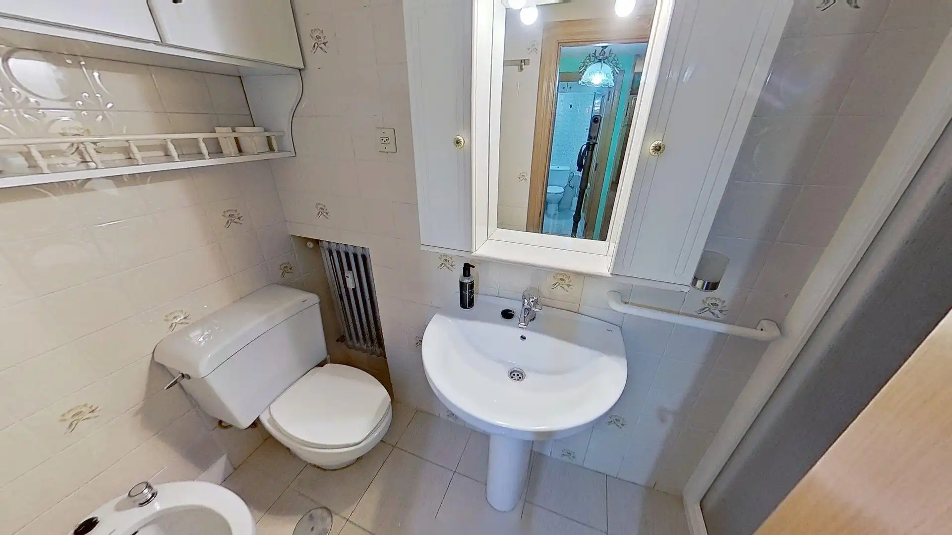 Badezimmer von Wohnung zum Verkauf in Gijón  mit Heizung, Parkett und Terrasse
