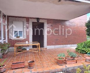 Vista exterior de Casa adosada en venda en San Morales amb Calefacció, Jardí privat i Terrassa