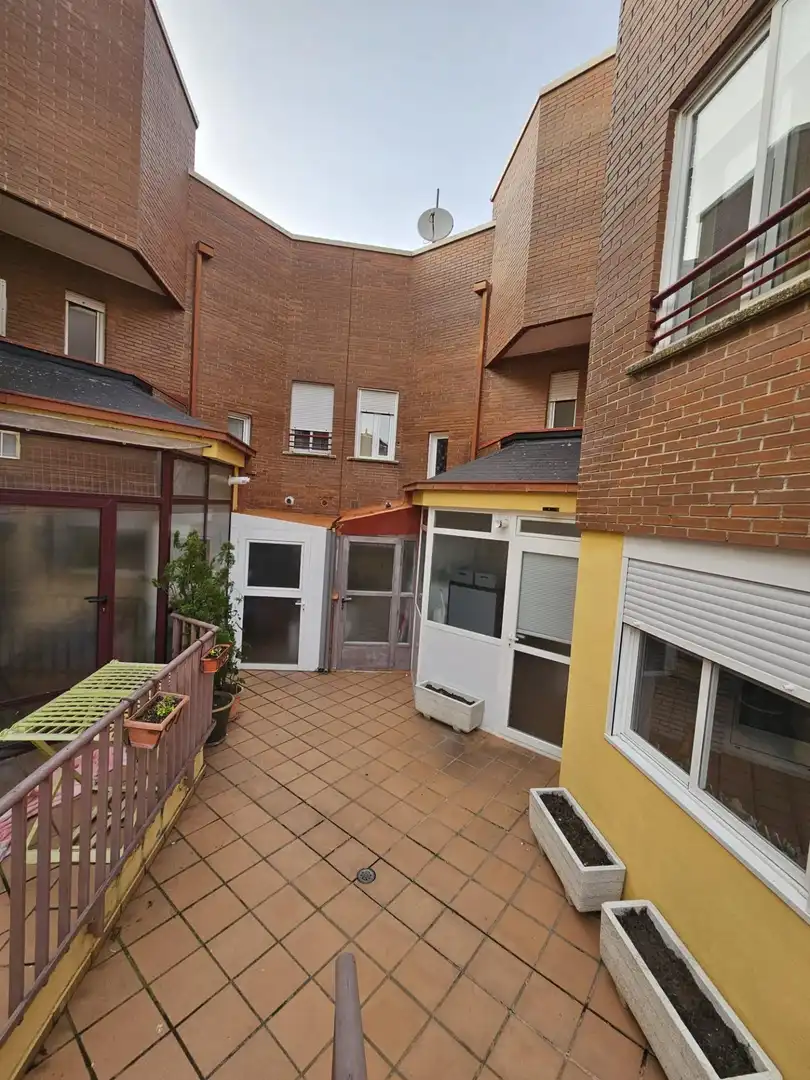 Vista exterior de Casa adosada en venda en Villamayor amb Calefacció, Parquet i Traster