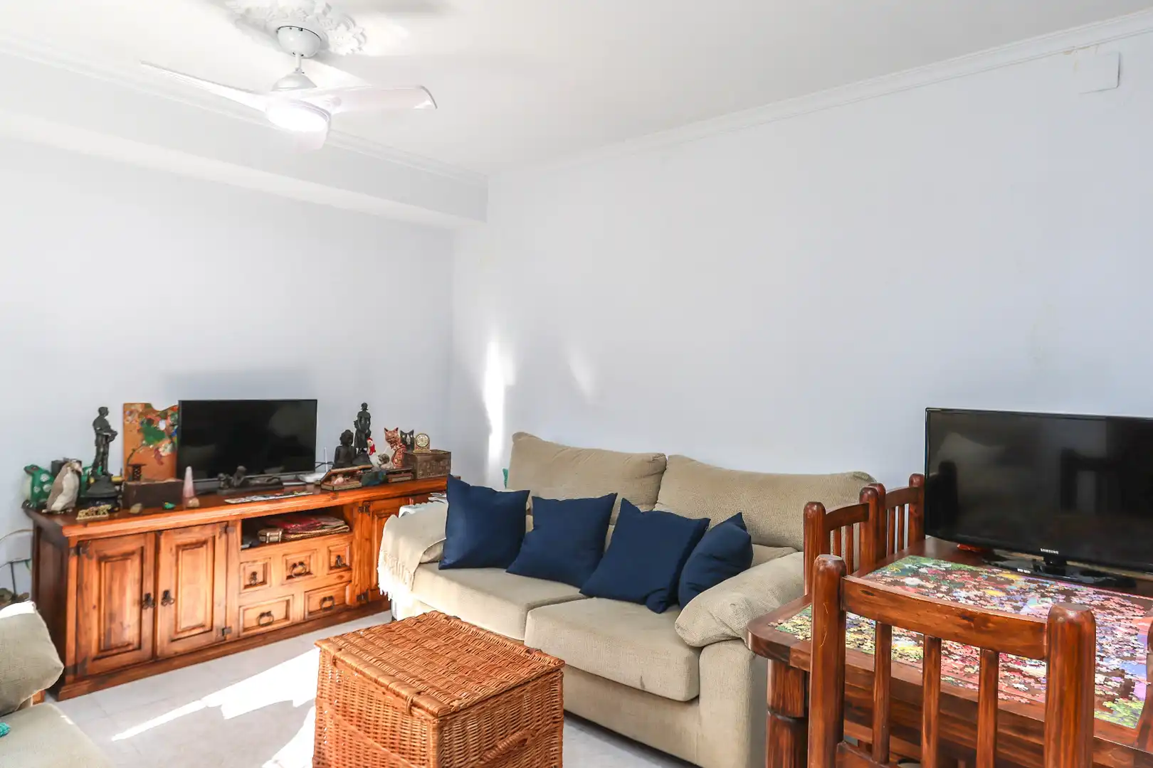 Sala d'estar de Casa adosada en venda en Yunquera amb Jardí privat