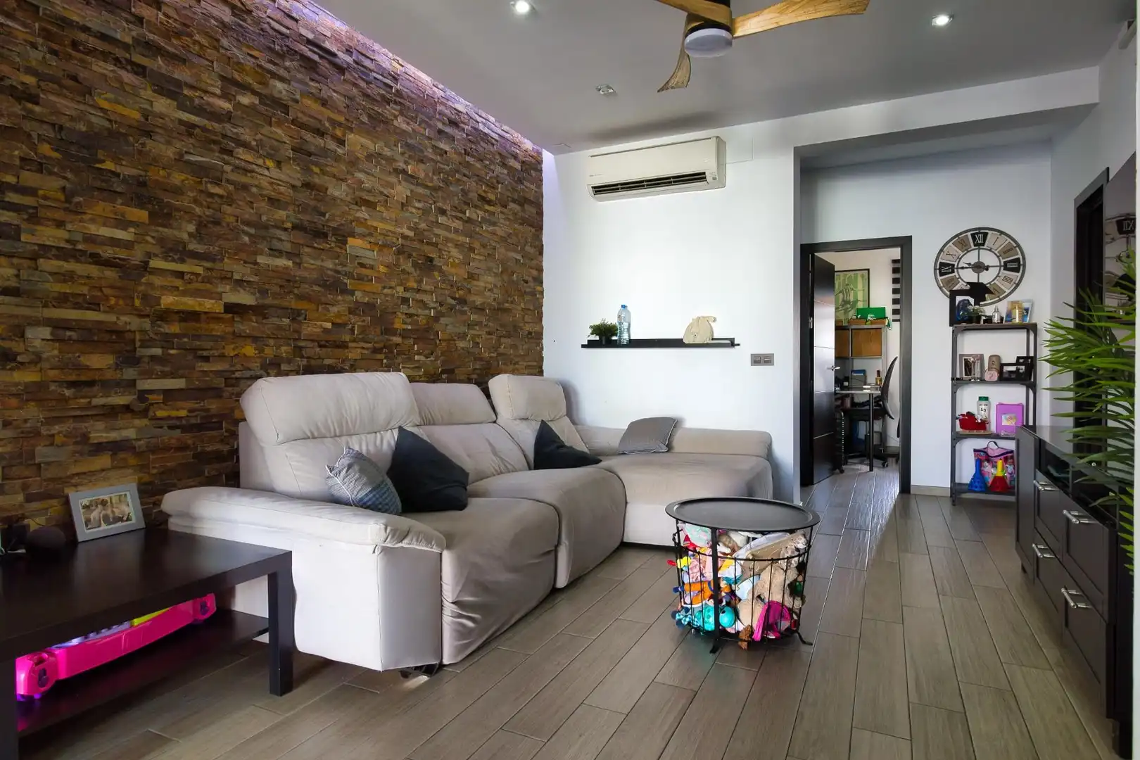 Sala de estar de Casa o chalet en venta en La Rinconada con Aire acondicionado