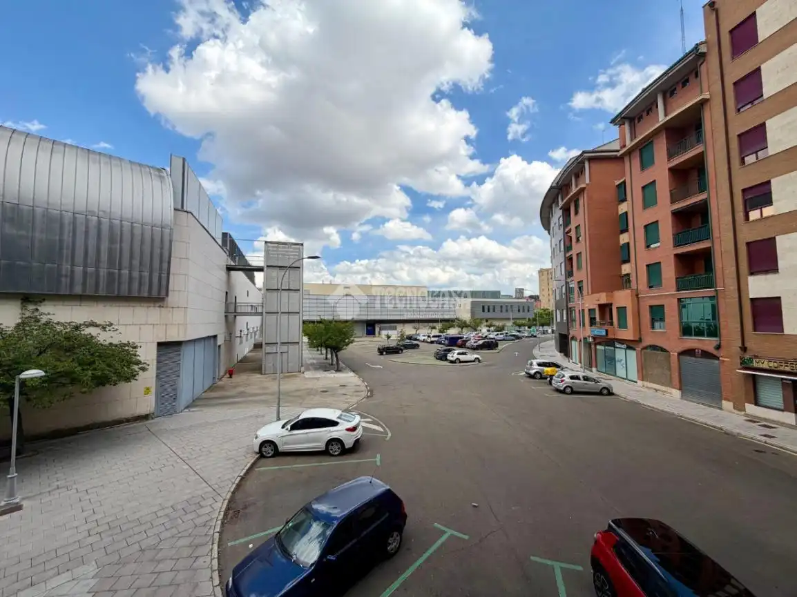 Vista exterior de Piso en venta en León Capital  con Calefacción, Terraza y Trastero