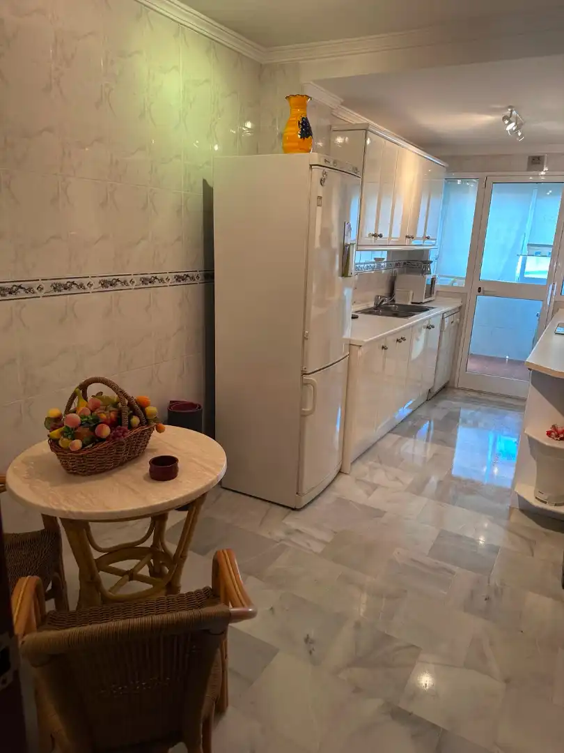 Cocina de Piso de alquiler en Estepona con Aire acondicionado, Terraza y Balcón