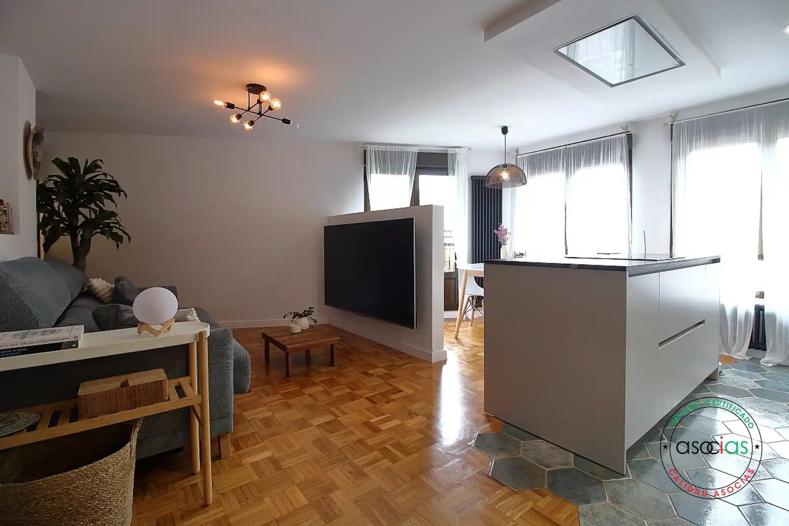 Sala d'estar de Àtic en venda en Gijón  amb Calefacció, Parquet i Terrassa